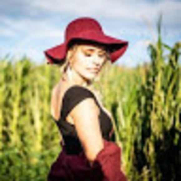 Meet your Posher, Bri - Picture 1 of 1